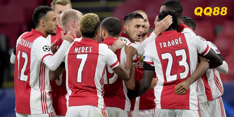 Ajax gặp nhiều khó khăn khi phải hành quân tới London trong khủng hoảng.